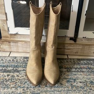 Beautiful cream boots in 9 1/2